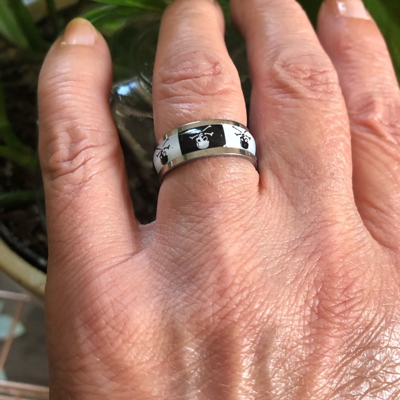 Stainless Steel Skull Pattern Ring 💍 Black and White Size 6 New - Picture 4 of 7